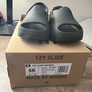 Adidas YZY Slide Infants in Charcoal